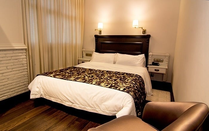 una habitación de hotel con dos camas y una mesa