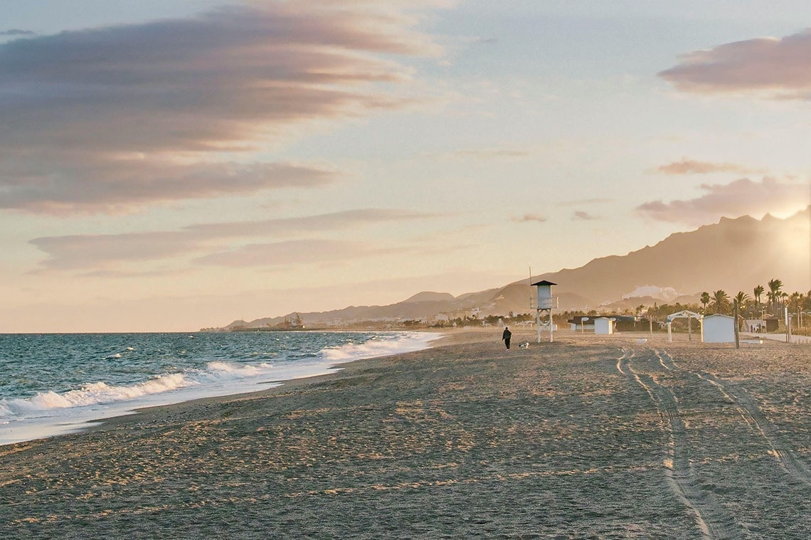 una tabla de cortar de madera rodeada de adornos navideños y regalos