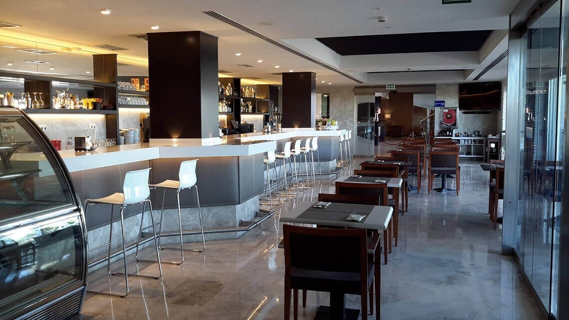 un restaurante con mesas y sillas y un bar