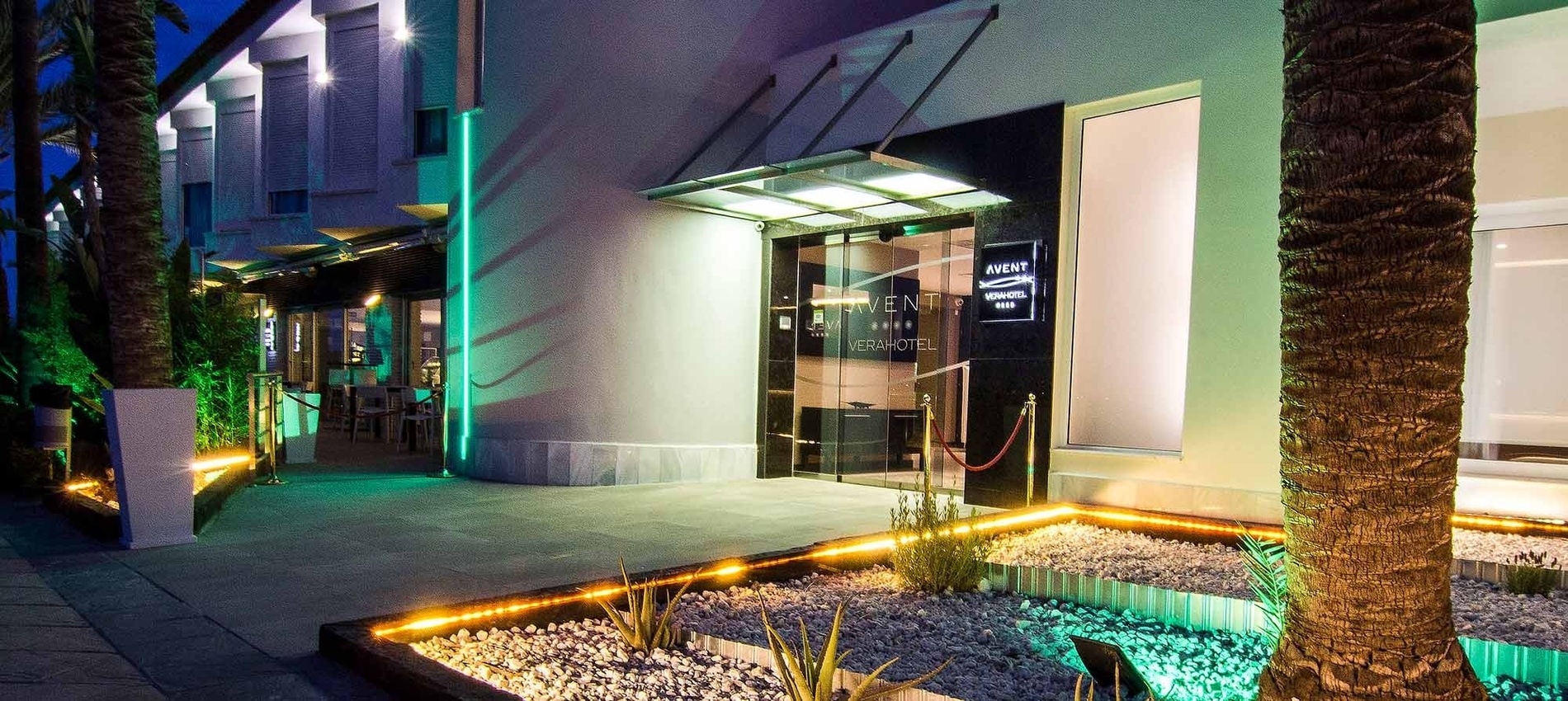 una habitación de hotel con dos camas y una televisión