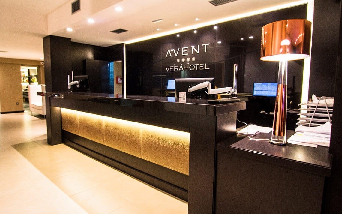 el mostrador de recepción del hotel avent vera hotel