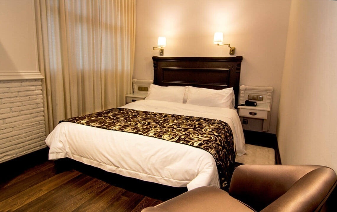 una habitación de hotel con dos camas y una mesa