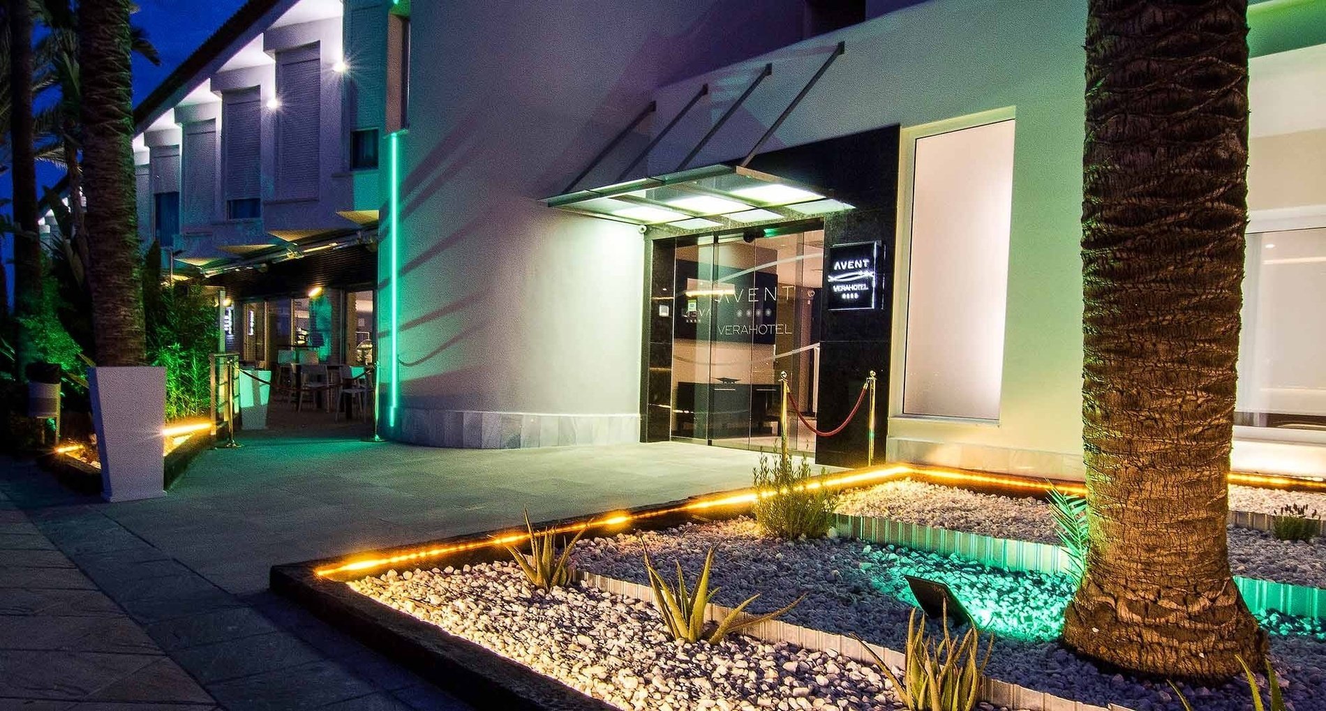 un edificio con una puerta abierta y un letrero que dice frente