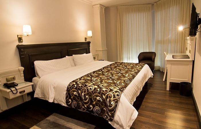 una habitación de hotel con dos camas y una ventana