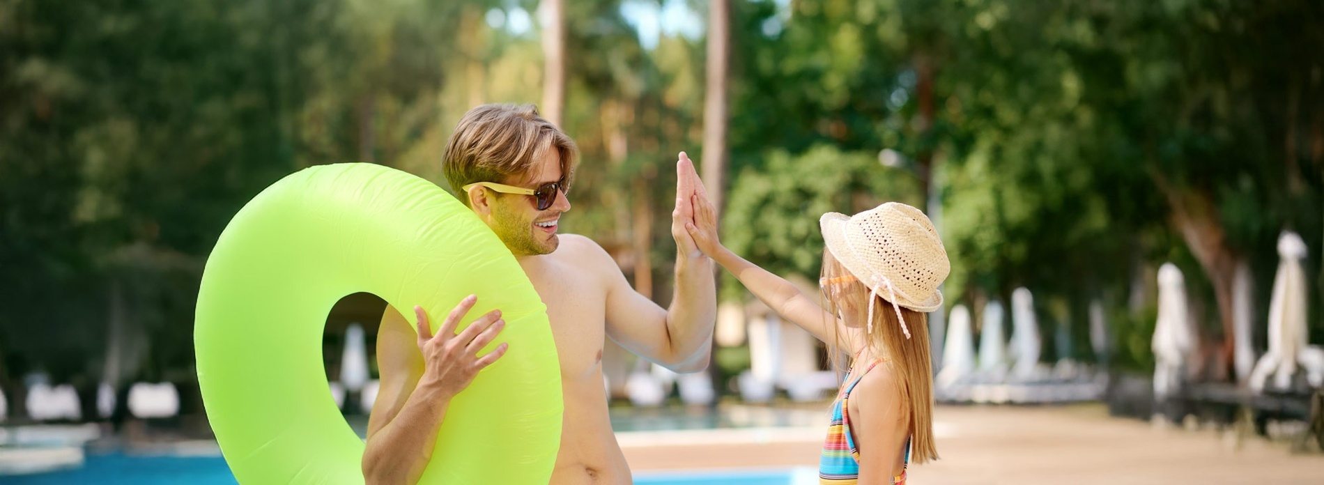 una habitación de hotel con dos camas y una televisión