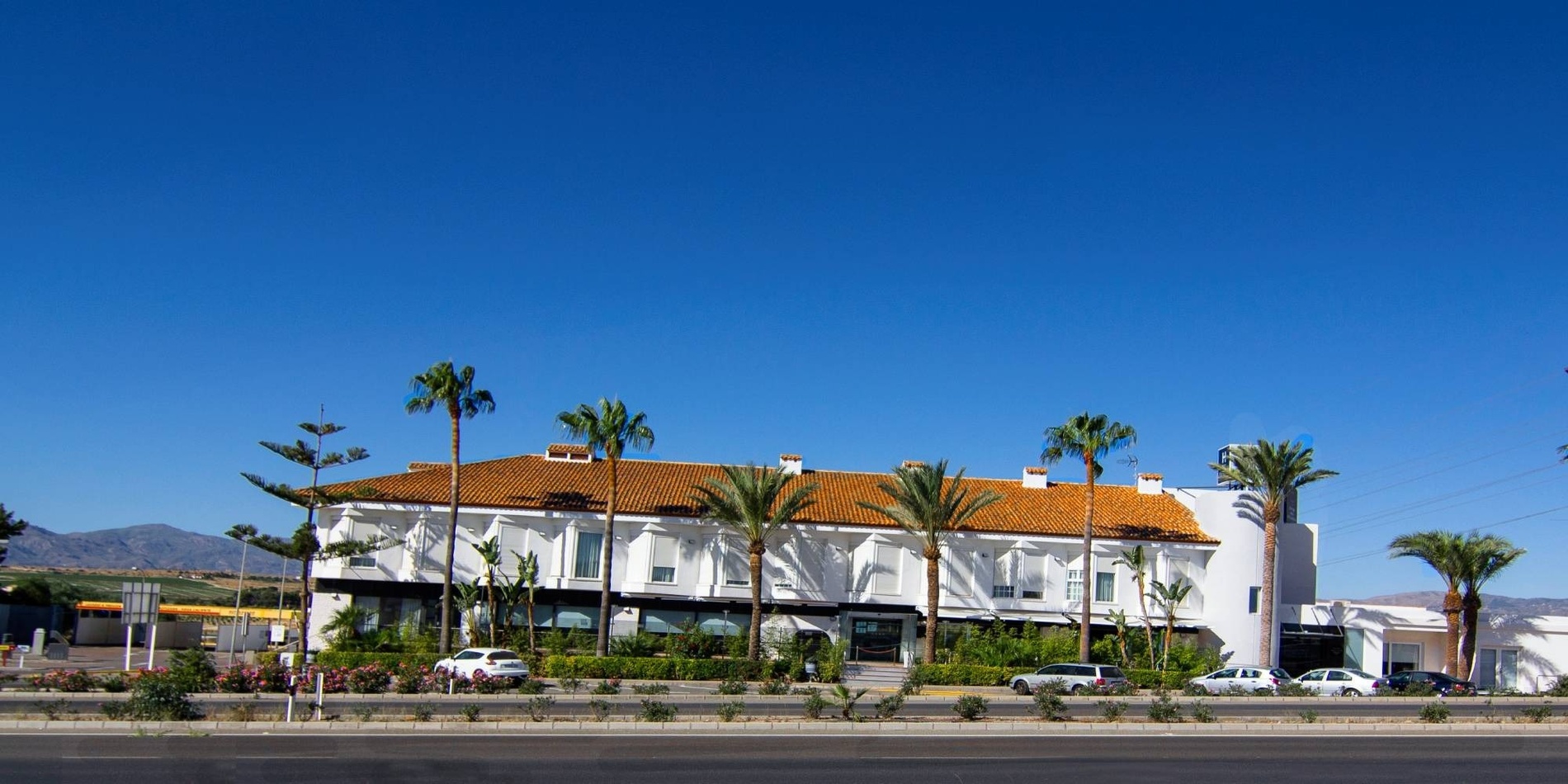 una vista aérea de una piscina rodeada de sillas y árboles