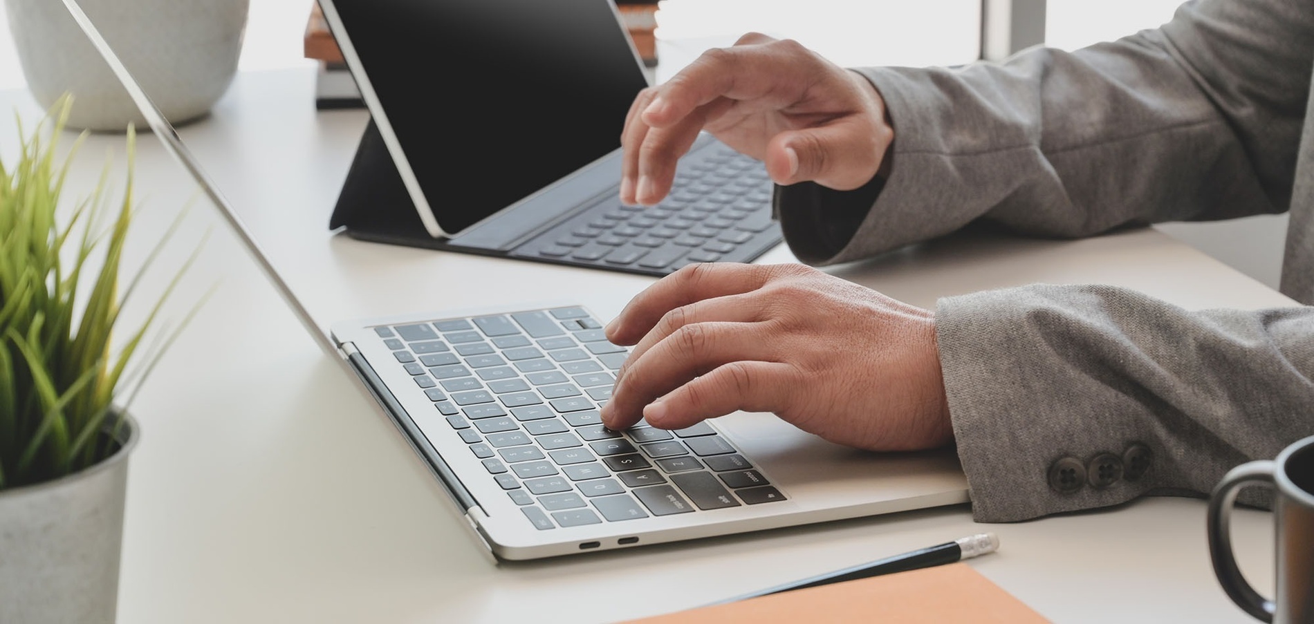 un hombre y una niña se dan un cinco junto a una piscina