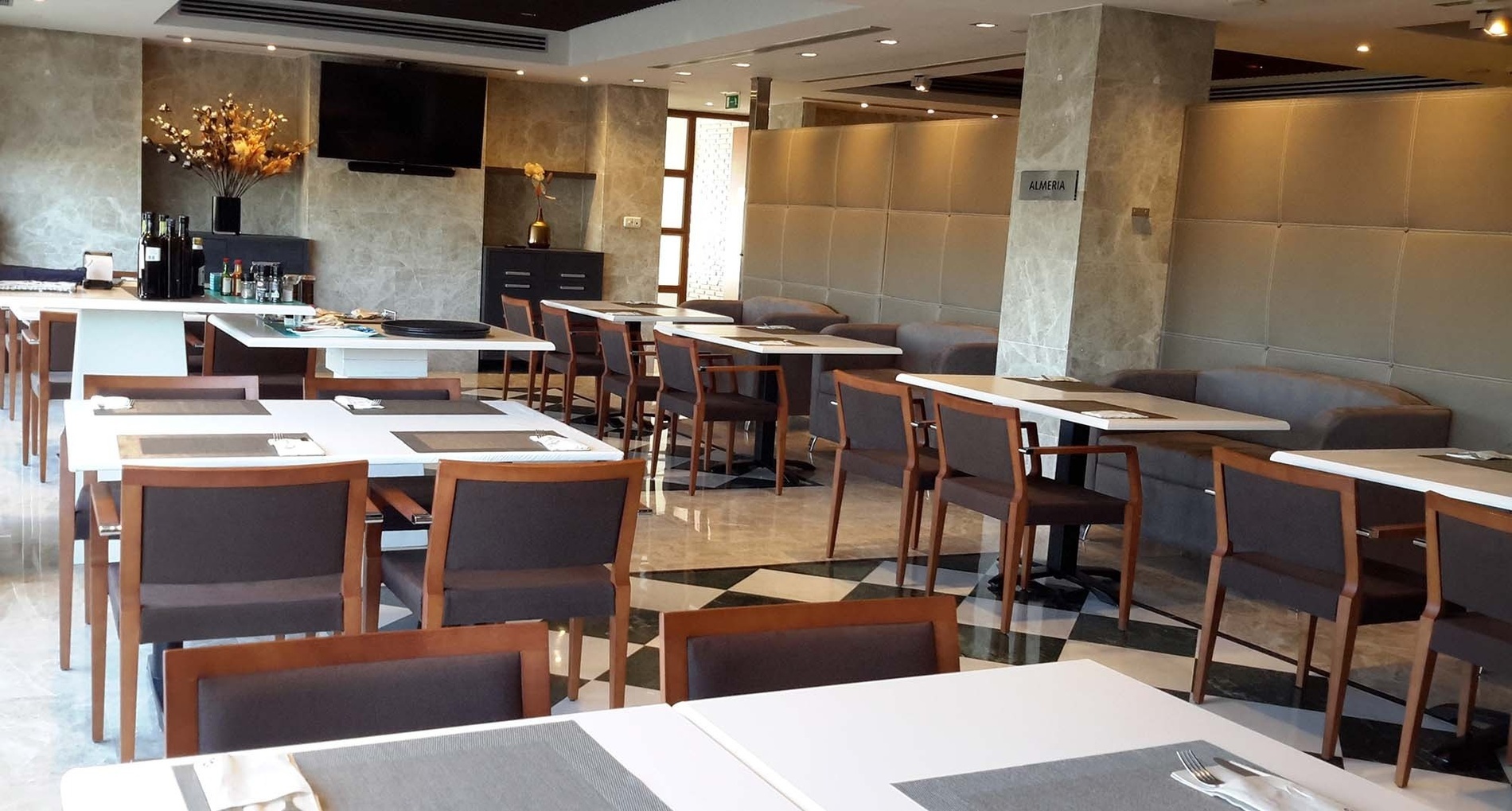 amplia y acojedora cafeteria 