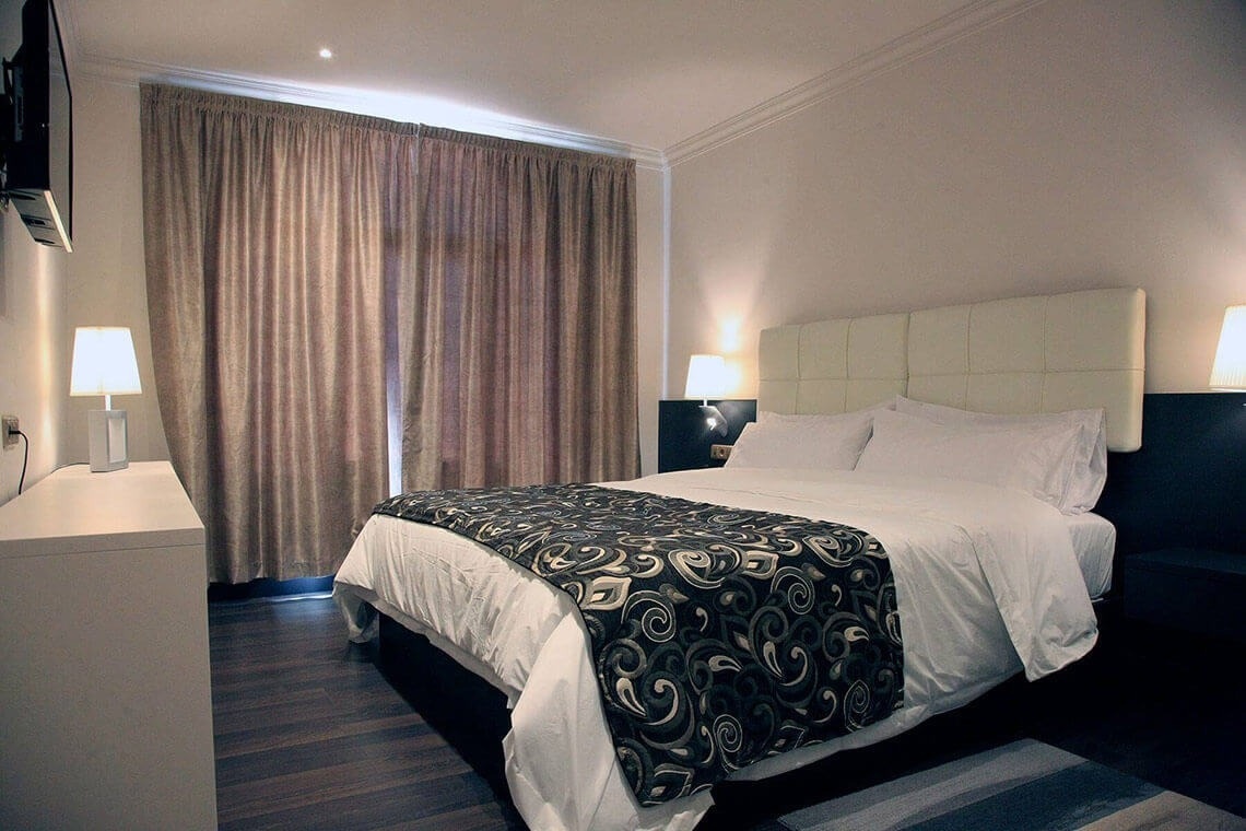 una habitación de hotel con una cama y una televisión