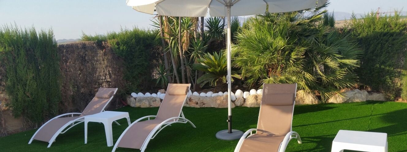 una habitación de hotel con dos camas y una televisión