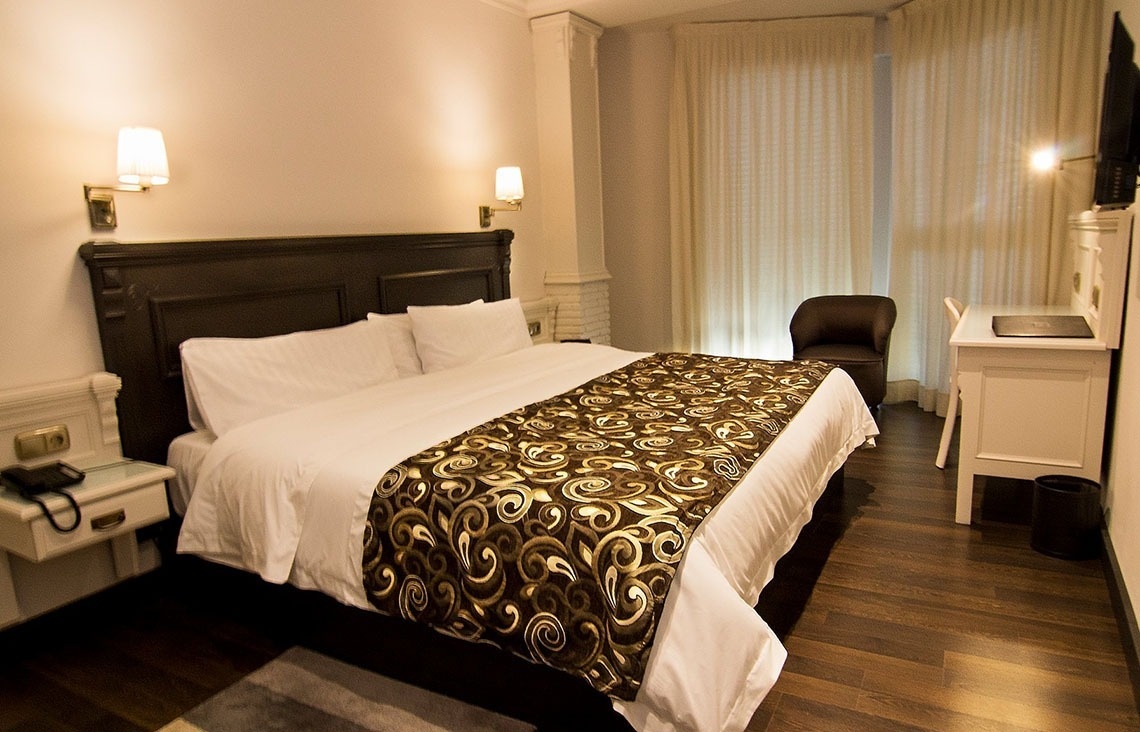 una habitación de hotel con dos camas y una mesa