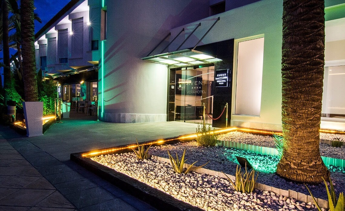 un edificio con una puerta abierta y un letrero que dice ' avenida ' en él