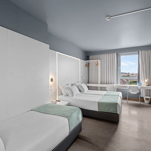 Habitación moderna con dos camas en hotel Axis: Corporate. Vista al exterior.