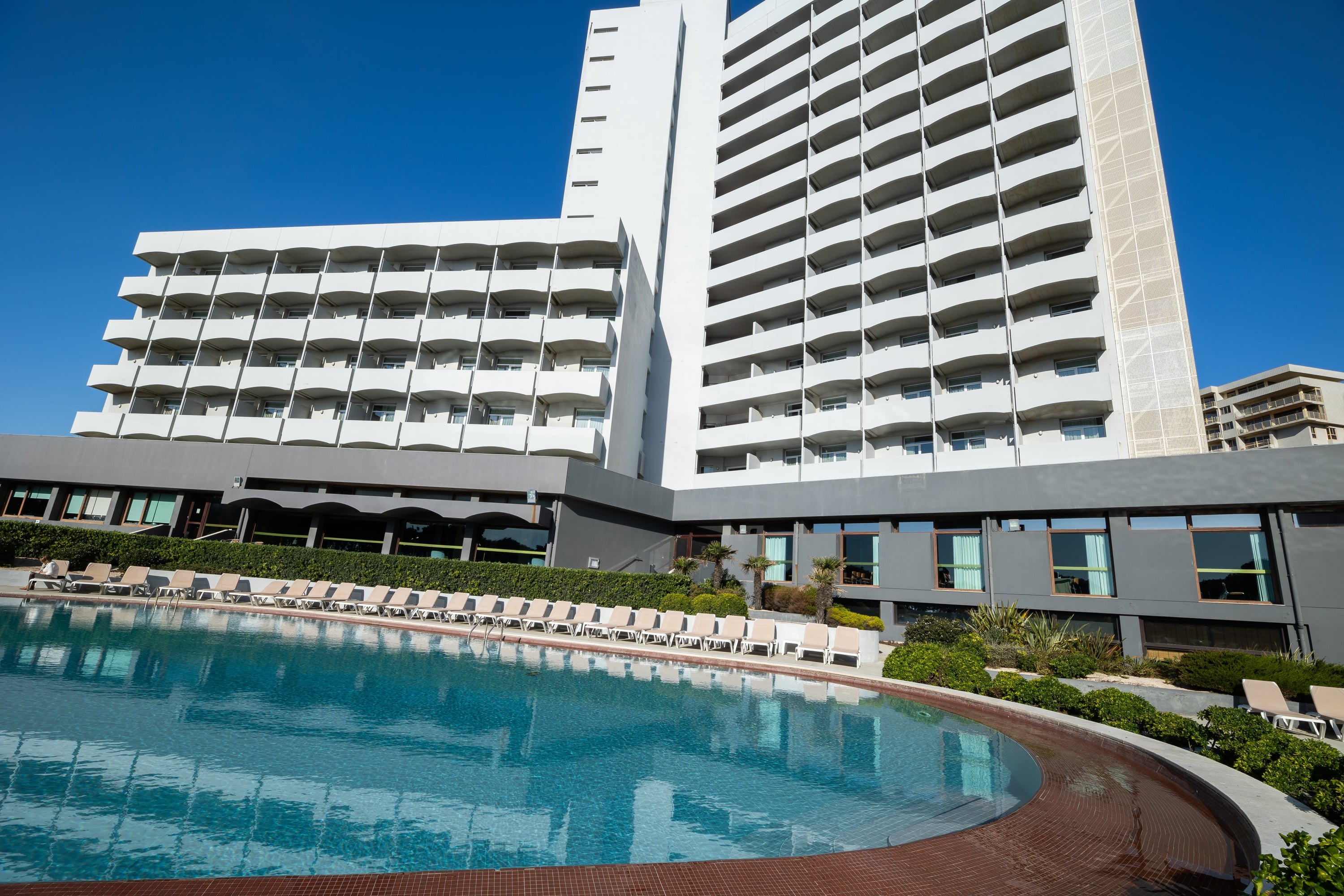 Piscina y hotel Vermar | Axis Hotéis & Golfe. ¡Tu escape perfecto!