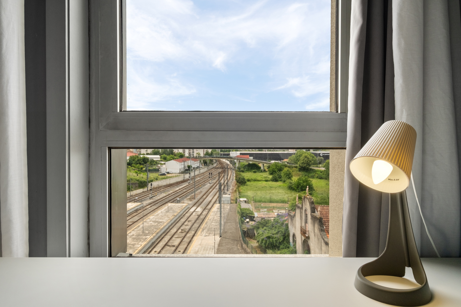 Basic Braga by Axis: A vista de um quarto sobre a linha de trem