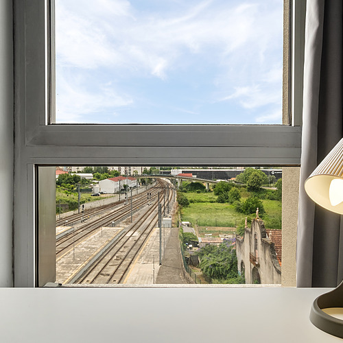 Ventana con vista a vías del tren yAxis: Corporate, ideal para relajarse.
