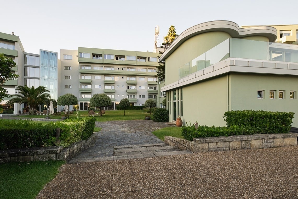 um grande prédio verde e branco com muitas janelas