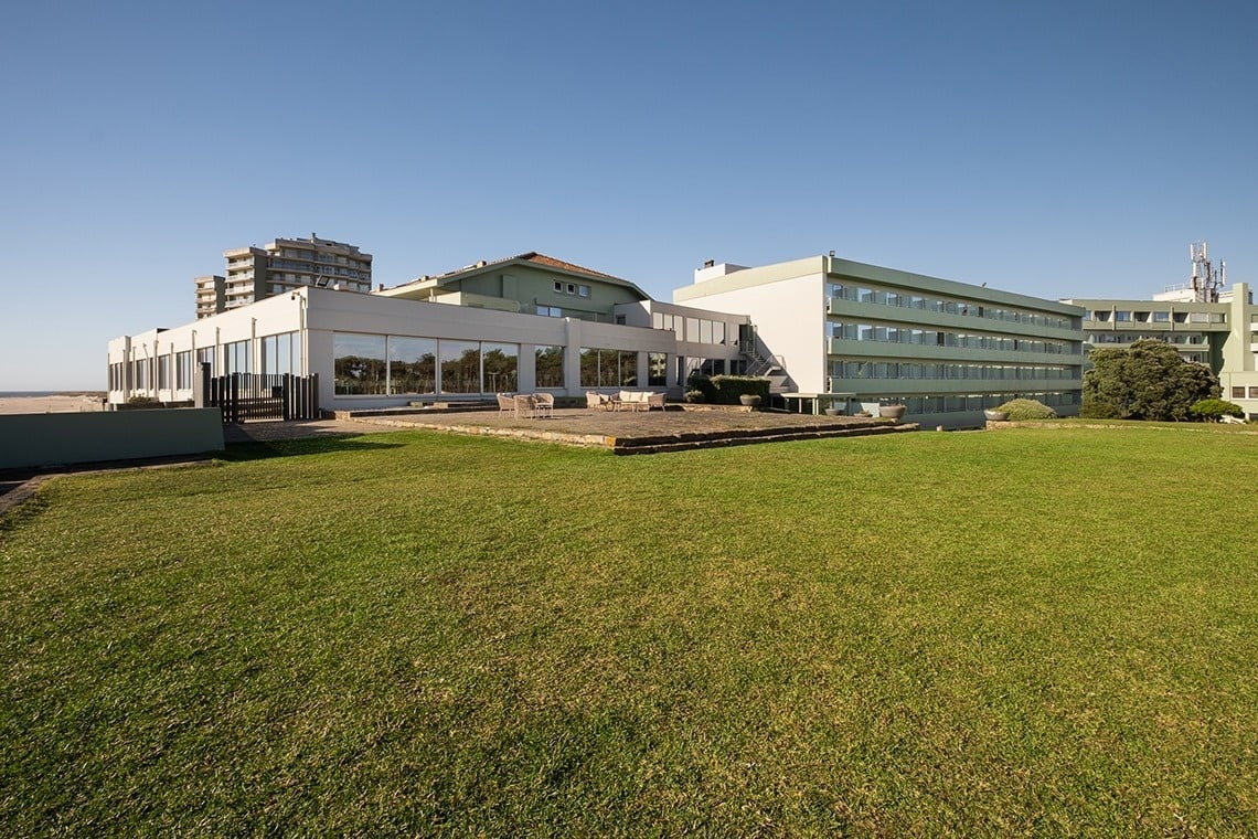 um grande prédio verde e branco com muitas janelas