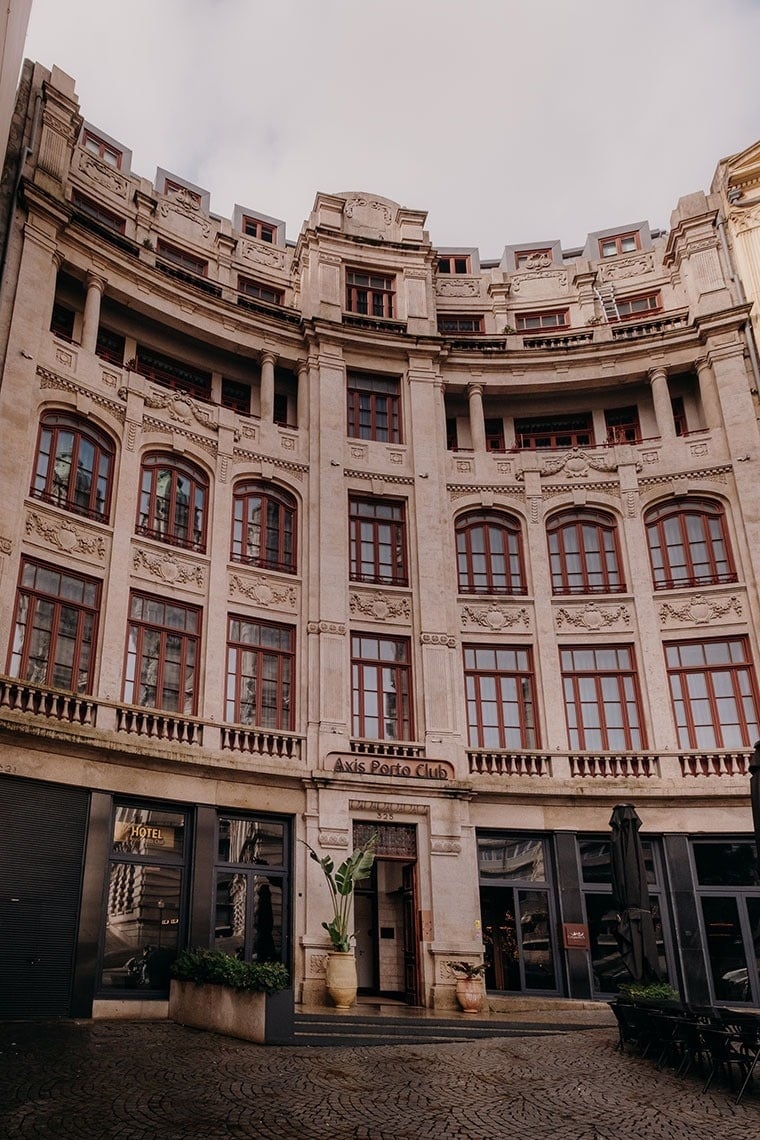 Um edifício curvo e ricamente decorado, identificável como 