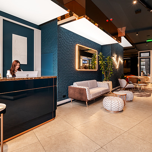 Recepção moderna com poltronas e um balcão elegante, ideal para seu Axis: Corporate.