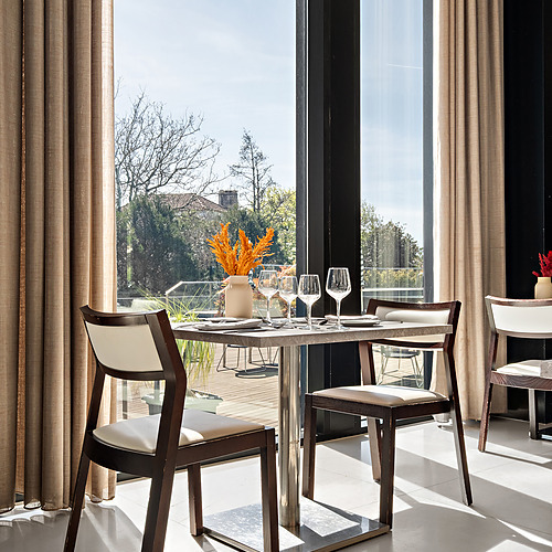 Mesa de restaurante com vista para o exterior, decoração elegante, Axis: Corporate.