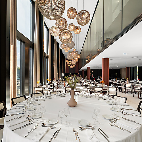 Jantar requintado num elegante restaurante de hotel, com mesas bem postas e Axis: Corporate deslumbrantes.