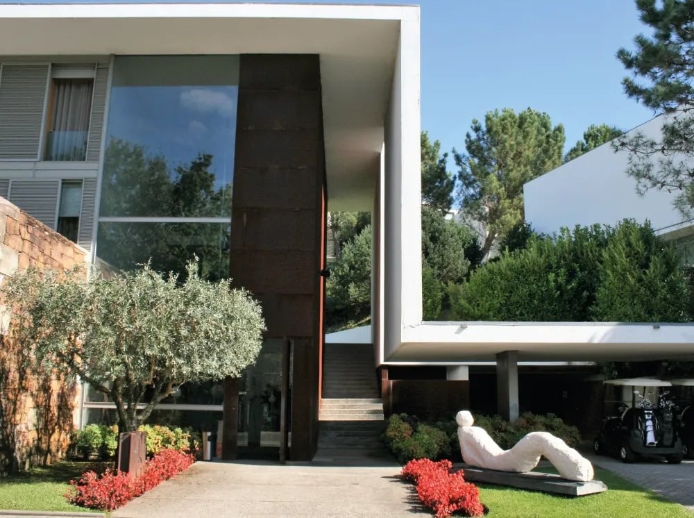 l' entrée d' une maison moderne avec une statue devant