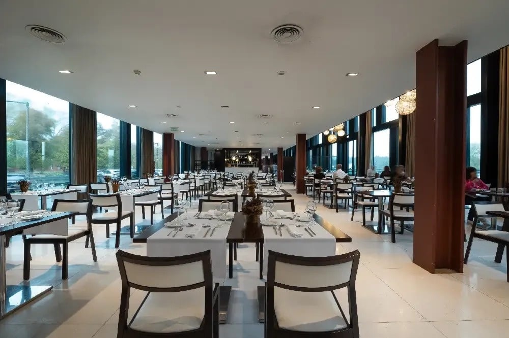 uma grande sala de jantar com muitas mesas e cadeiras