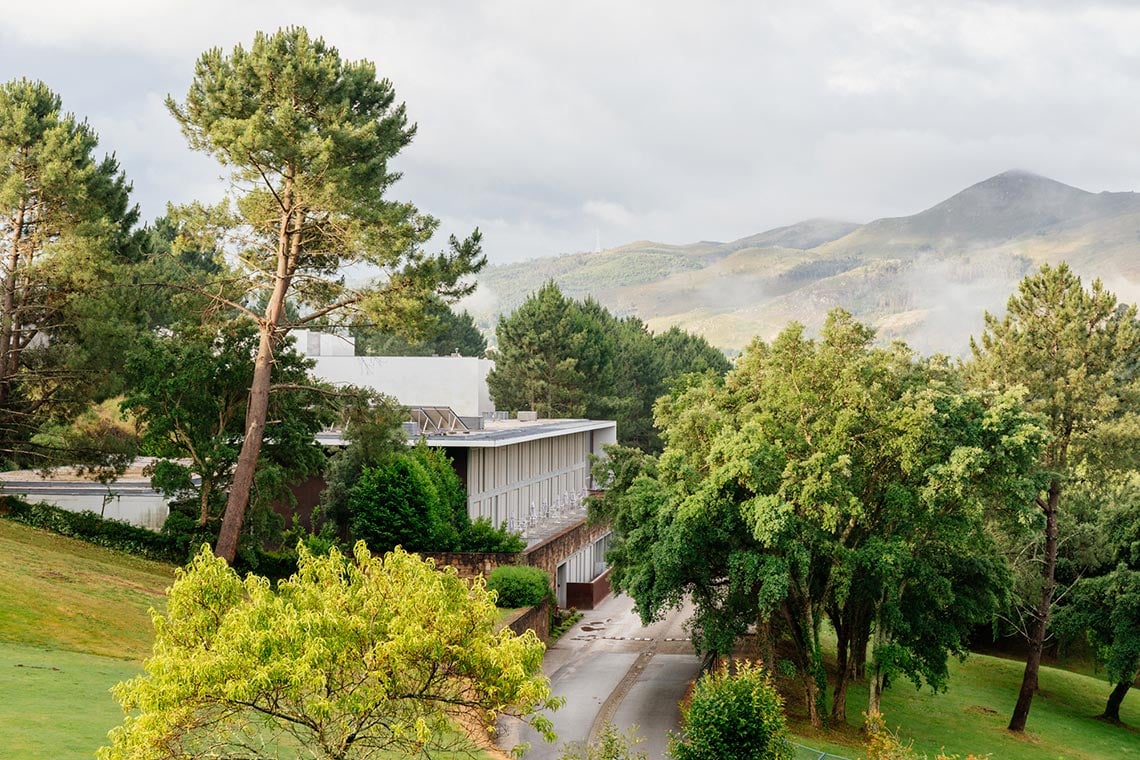 Modern hotel surrounded by lush trees and rolling hills Ponte de Lima  | Axis Hotéis & Golfe | Official Website.