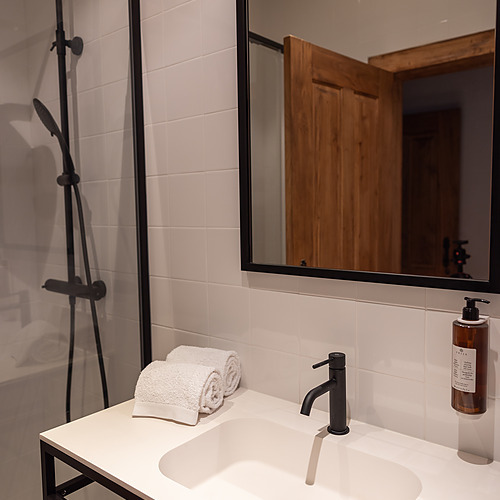 Espejo y lavabo modernos con accesorios de baño de hotel Axis: Corporate.