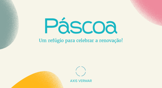 uma grande piscina ao lado de um grande prédio com vista para o oceano