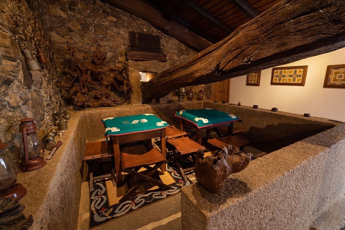 uma sala com mesas e cadeiras e uma lanterna