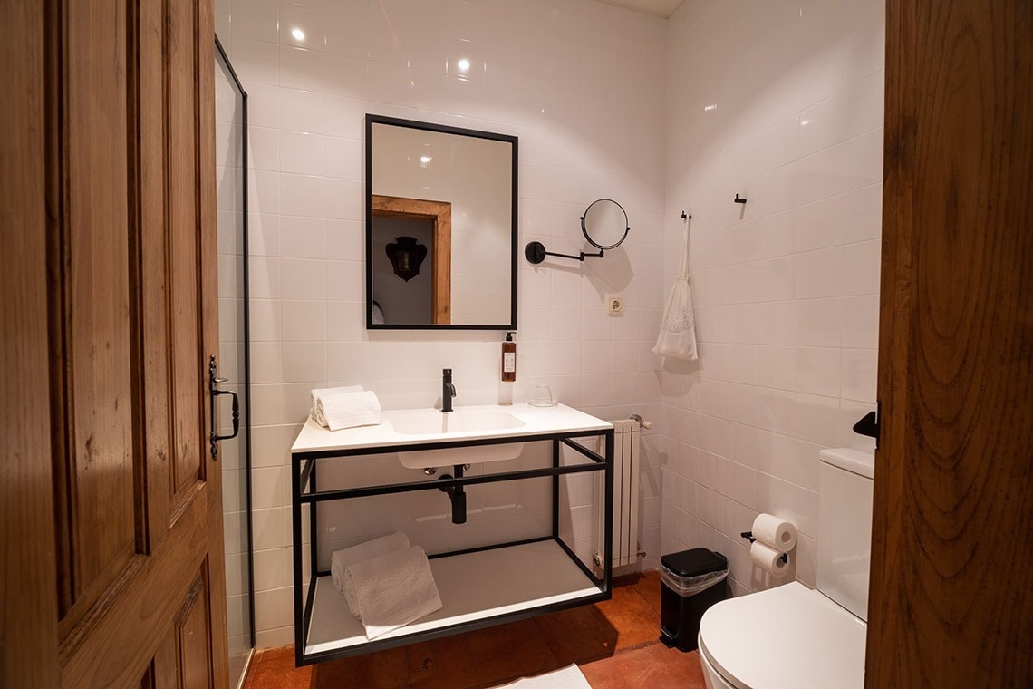 um banheiro com uma pia e um vaso sanitário