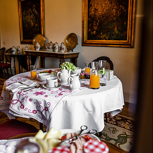 Desayuno elegante en mesa conAxis: Corporate, servido en habitación de hotel.