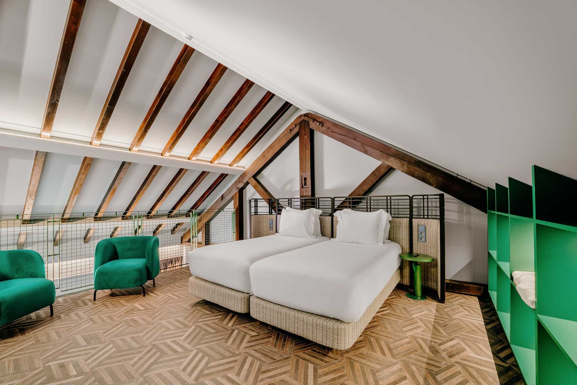 Chambre d'hôtel confortable avec lit douillet, fenêtre et chaise rouge. Idéal pour un séjour Avenida | Axis Hotéis & Golfe | Site Officiel.