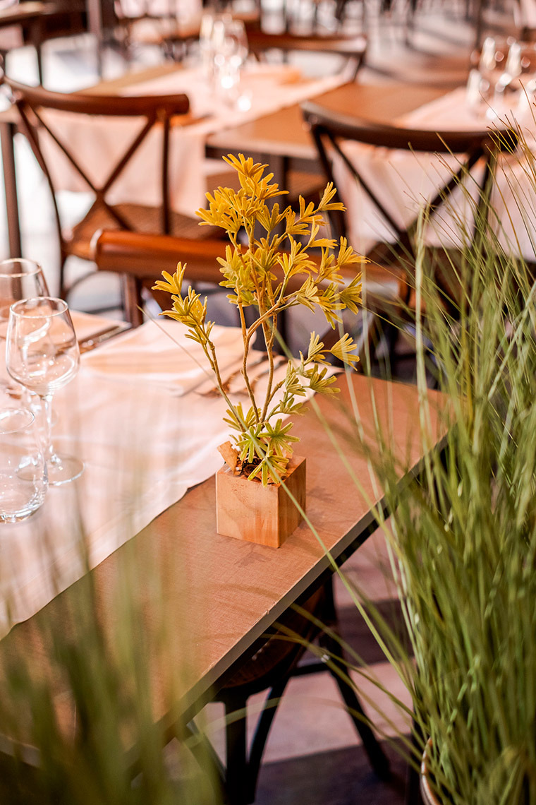 Decoração floral em mesa de restaurante, ideal para Vermar | Axis Hotéis & Golfe | Website Oficial e eventos.