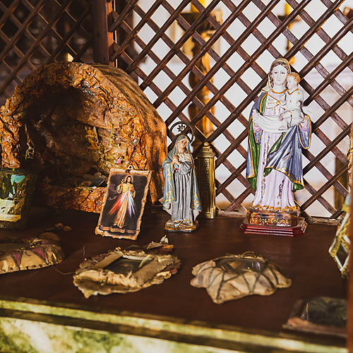 Estatuas religiosas y reliquias deAxis: Corporate.