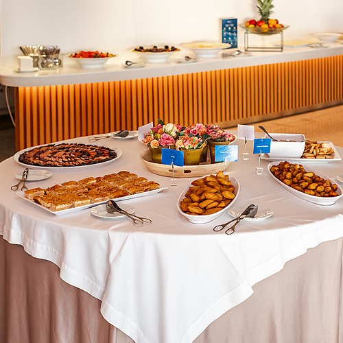 Buffet de desayuno con carnes curadas, quiches y papas fritas. Axis: Corporate