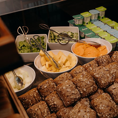 Desayuno buffet del hotel: panes integrales, frutas, yogures y ensaladas. Axis: Corporate