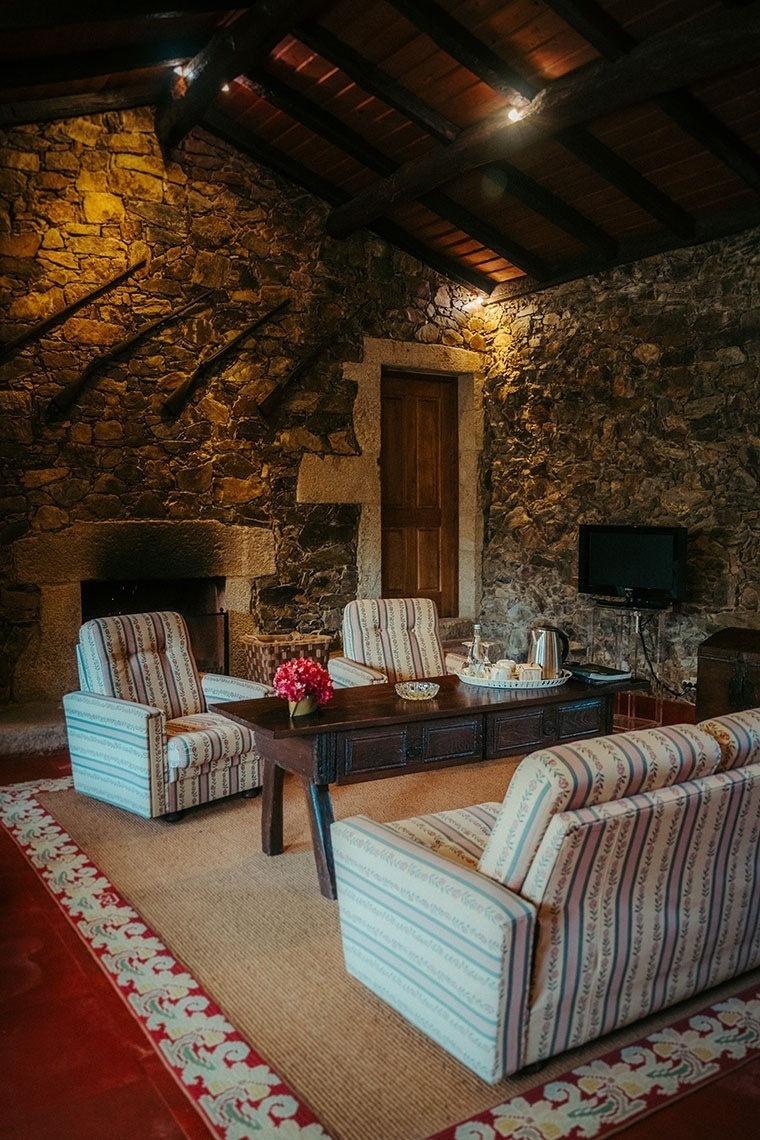 uma sala de estar com sofás e cadeiras e uma mesa