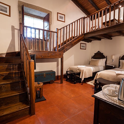 Habitación doble con literas y escaleras de madera, ideal para familias Axis: Corporate.