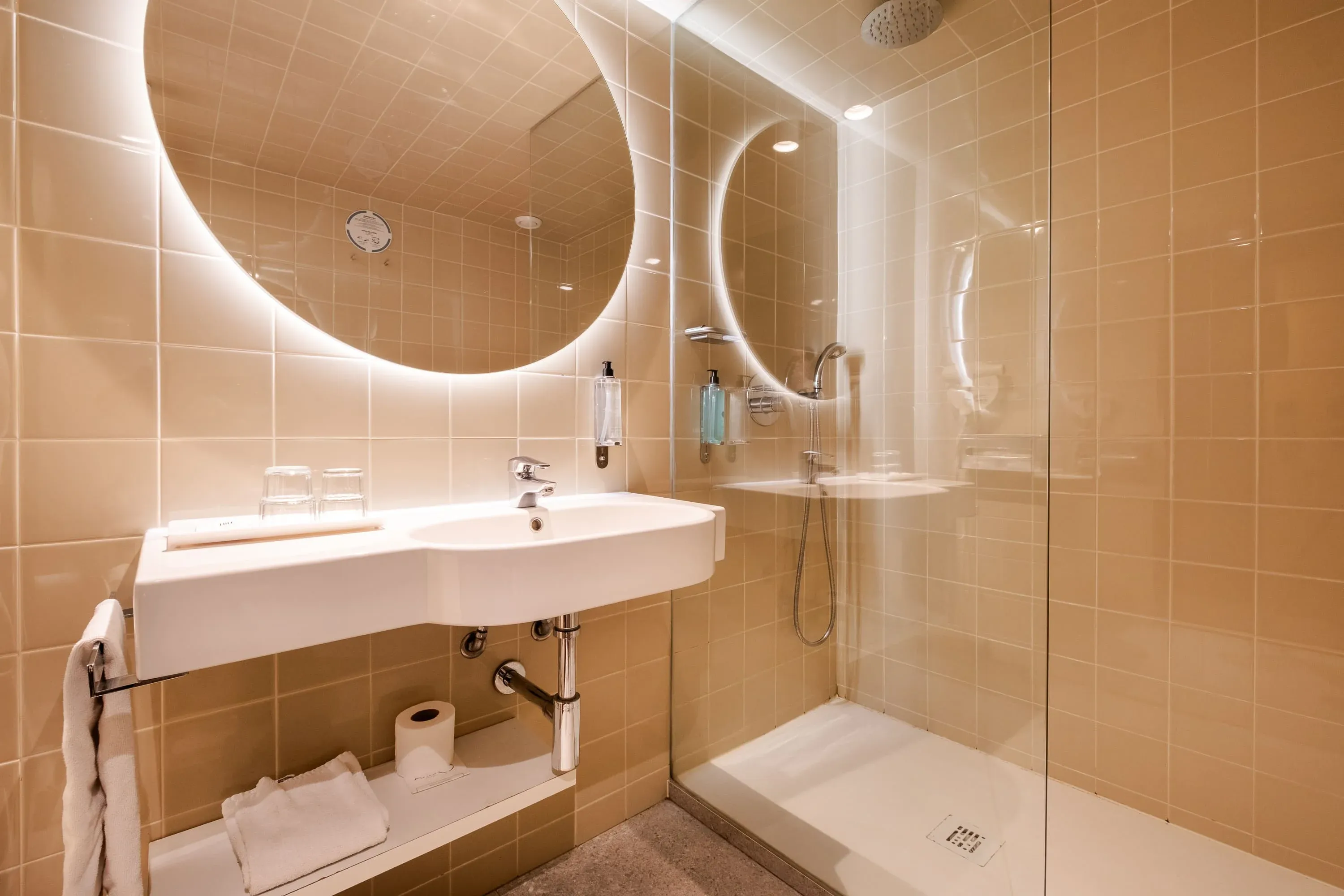 Banhos modernos com pia e chuveiro, perfeitos para sua estadia em hotel Vermar | Axis Hotéis & Golfe | Website Oficial.