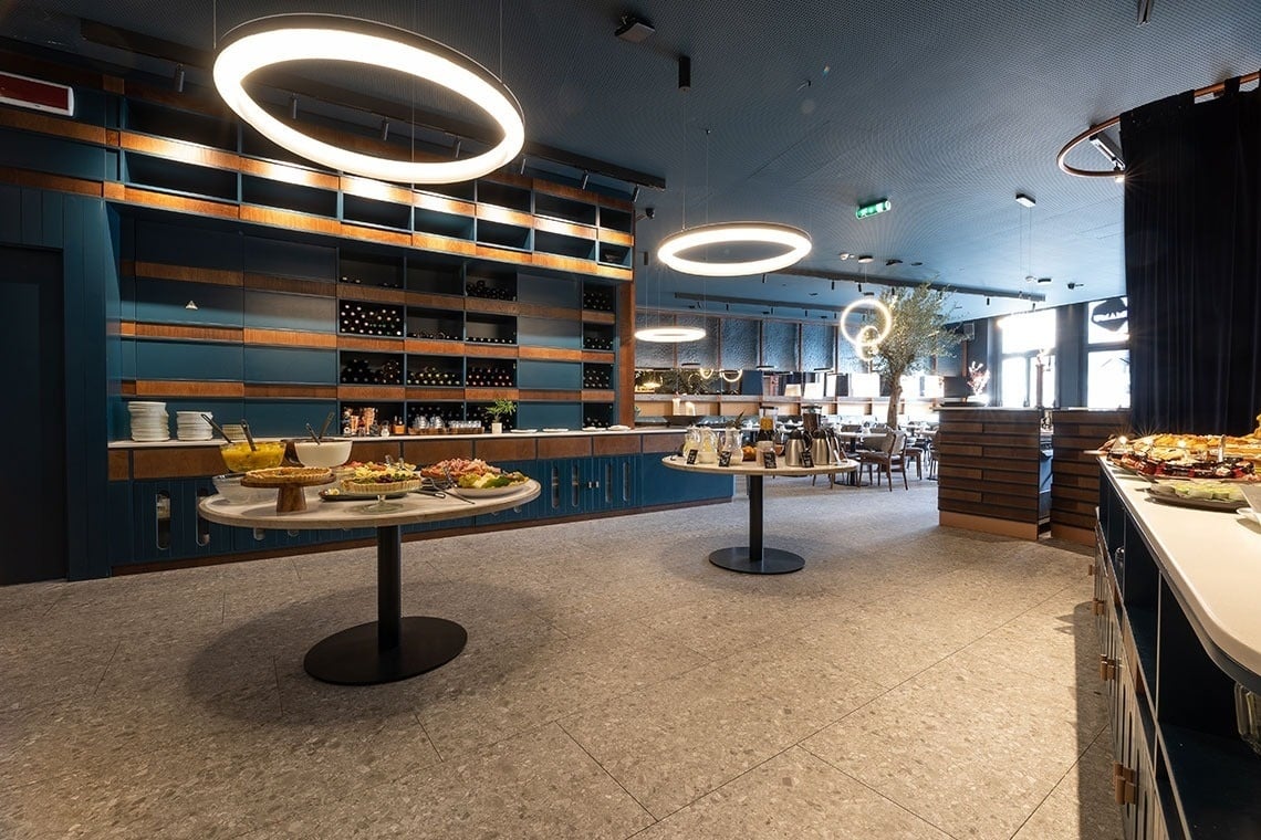 une salle à manger avec des tables remplies de nourriture et de boissons