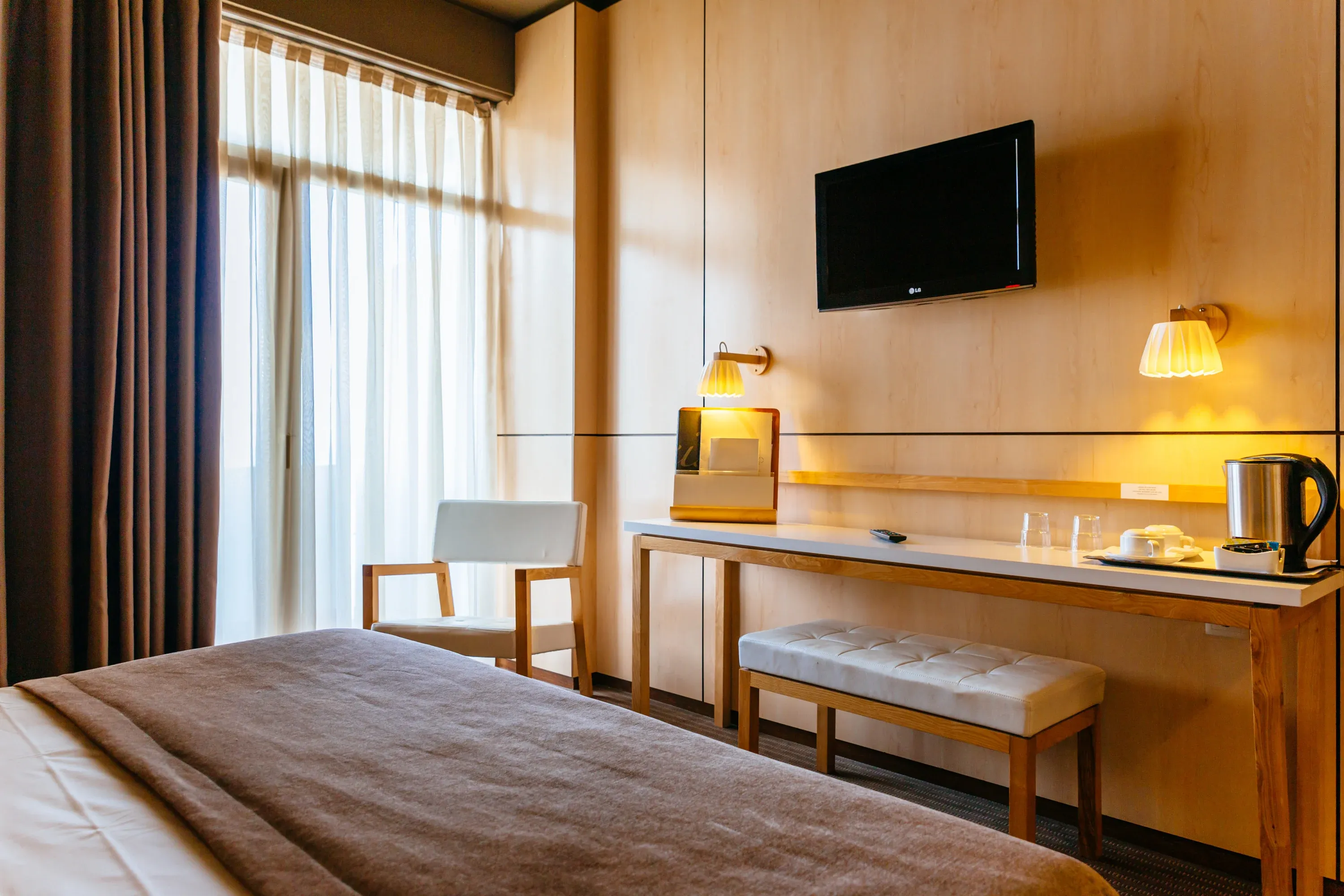 Quarto de hotel com TV, mini-bar e vista para a janela. Vermar | Axis Hotéis & Golfe | Website Oficial