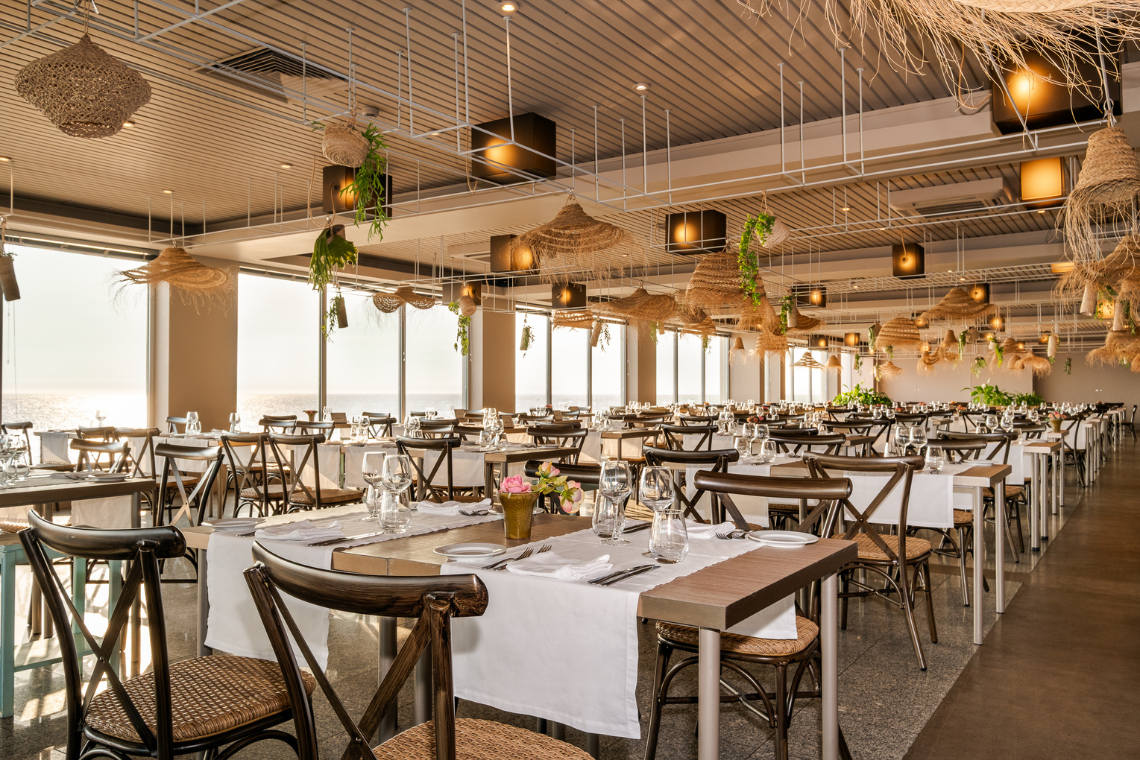 uma grande sala de jantar com muitas mesas e cadeiras