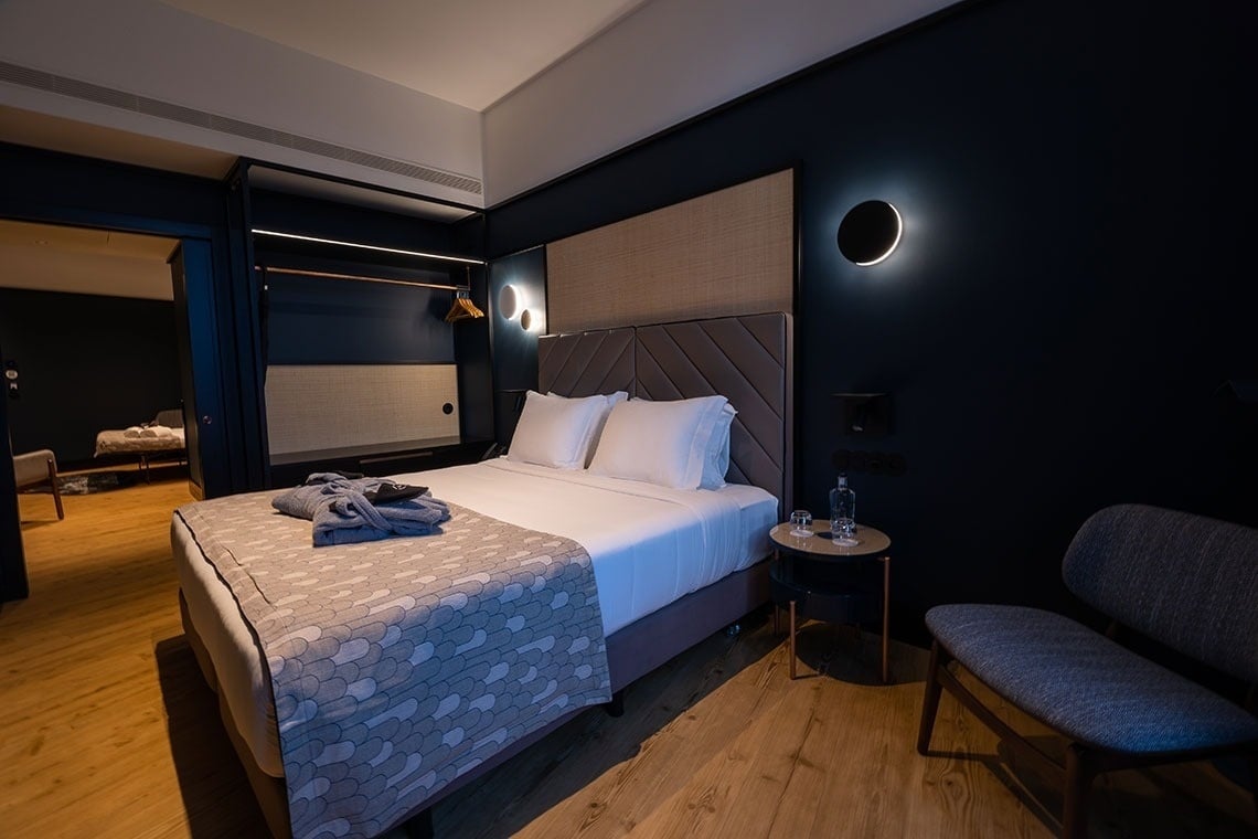 una habitación de hotel con una cama y una silla