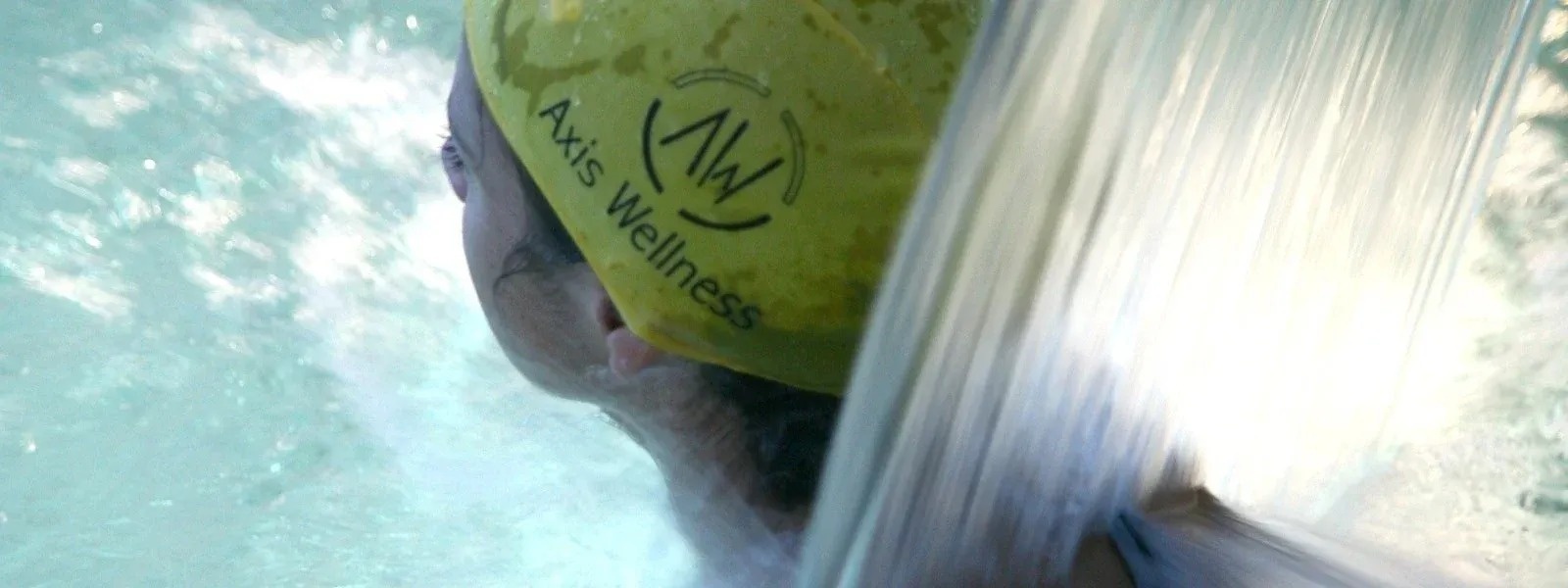 un primer plano de una fuente de agua en una piscina