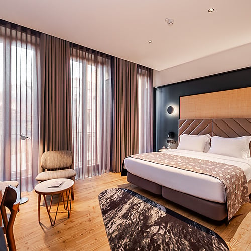 Quarto de hotel moderno com cama king-size, decoração elegante e cortinas elegantes. Axis: Corporate