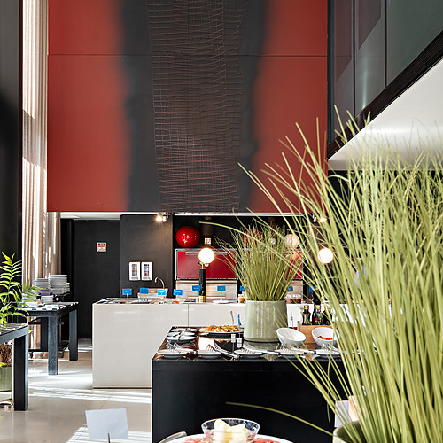 Buffet de café da manhã com quiche, frios e plantas, ideal para Axis: Corporate.