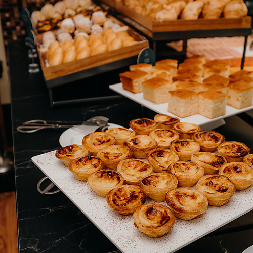 Pasteles de nata recién horneados y bizcochos Axis: Corporate, perfectos para el desayuno.